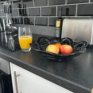 3-bed From Home, Sleeps 6, Great For Contractors, Close To Gulliver's Valley Theme Park, Free Parking, Hot Tub, Couple Retreat Holiday home