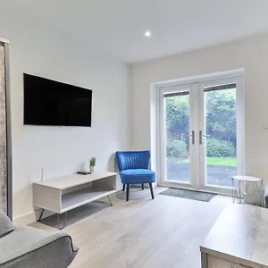 3 Bed Refurbished, Modern House, Wifi, Patio Area Holiday home